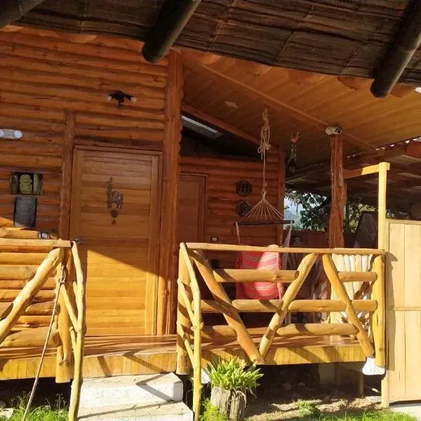 Cabaña de madera con balcón y hamaca privada